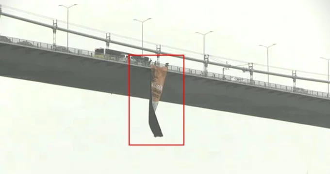 15 Temmuz Şehitler Köprüsü'ne "Kudüs Müslüman Toprağıdır" Afişi Asıldı