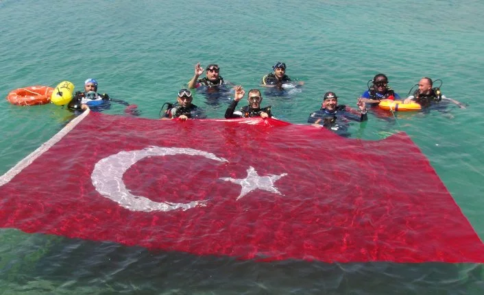 19 Mayıs'ta deniz altında 30 metrelik Türk bayrağı açtılar