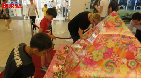 Zafer Plaza'da Şeker Bayramında Şeker piramiti sürprizi