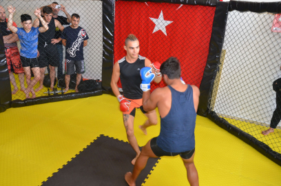 Kafeste dövüştüler