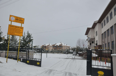 İnegöl'de köy yolları kapandı, okullar tatil edildi