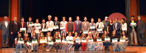 Tiyatro Okulu öğrencilerinin mezuniyet coşkusu