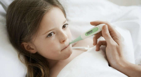 Ateşi yükseldiğinde çocuğun üstünü örtmeyin!