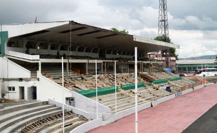 Meydana dönüştürülen Bursa Atatürk Stadyumu’nda kapalı tribün de yıkılıyor