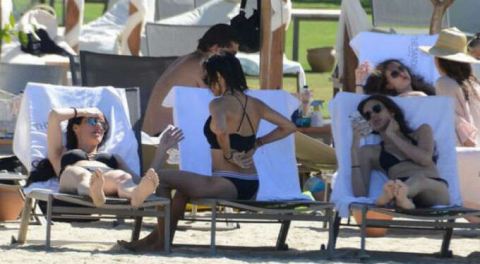 Defne Samyeli kızı ile tatilde