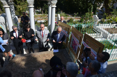 Zeki Müren ölümünün 21. yılında mezarı başında şarkılarla anıldı