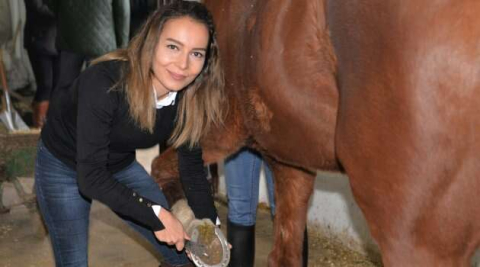 Üniversiteli kızlar, ojeli ellerle atlara nal çakıyor