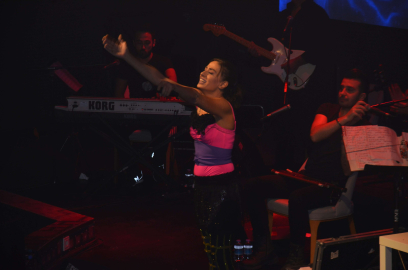 Yıldız Tilbe'den sahnede dans şov