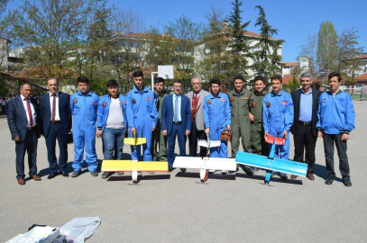 Genç kanatlar uçaklarını tanıttı