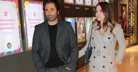 Mahsun Kırmızıgül'ün Eşi Ece Binay, Yarım Milyonluk Yüzüğünü Lokantada Unuttu