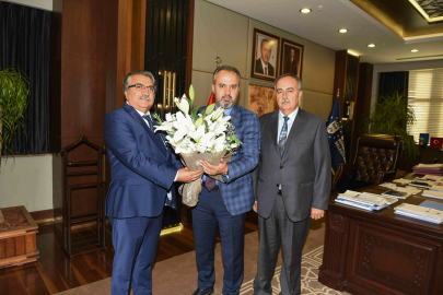 Başkan Aktaş'tan zabıtaya anonslu kutlama