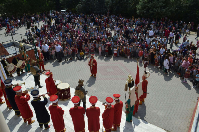 Minik öğrenciler mehter marşlarıyla ders başı yaptı