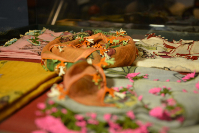 Sandıklardaki ipek iğne oyaları görücüye çıkıyor