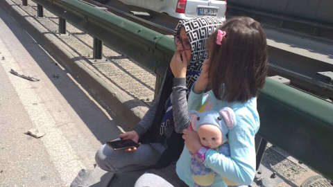 Zincirleme kazada yaralanan küçük Lina, elindeki oyuncağı bırakmadı