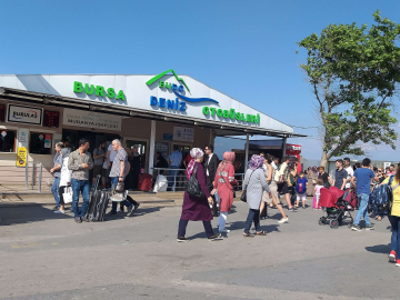 BUDO'da feribot iskelesinde bayram dönüşü yoğunluğu