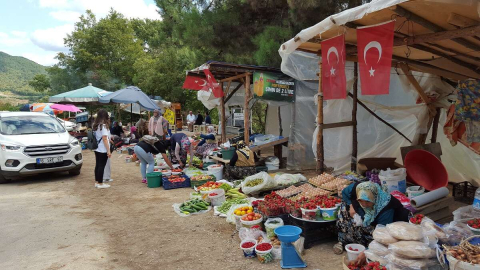 Keles köylüleri ürünlerini yol kenarında açtıkları tezgahlarda satıyor