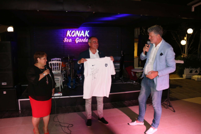 Hagi, Gemlik Belediye Başkanı Sertaslan’a imzalı formasını gönderdi