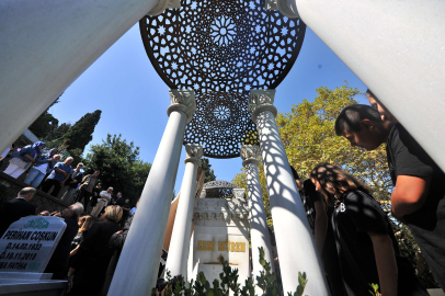 Zeki Müren, mezarı başında anıldı