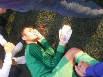 Amatör maçta 1 futbolcunun dili boğazına kaçtı, diğerinin 3 dişi koptu