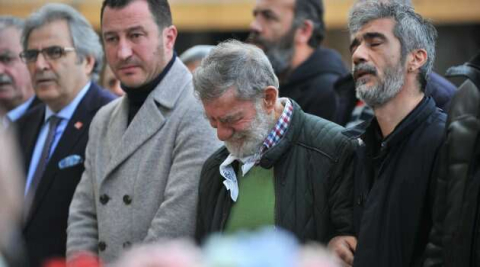 Ahmet Mekin, eşini gözyaşlarıyla son yolculuğuna uğurladı