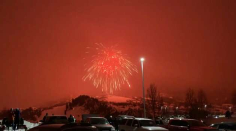 Dünyanın en büyük havai fişeği gökyüzünü kırmızıya bürüdü