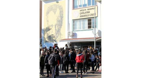 Manavgat'ta yıkım kararı verilen okulun öğrenci ve velilerinden nakil eylemi