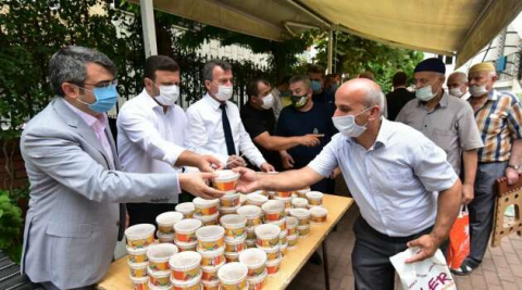 BAŞKAN YILMAZ’DAN VATANDAŞLARA AŞURE İKRAMI