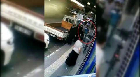 Markete girdi, bisikletinden oldu