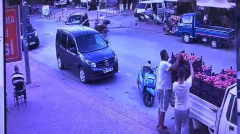 Motosiklet otomobile böyle çarptı