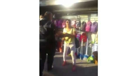 Maske takmamak için polise direnen kadına hemcinsinden görülmemiş tepki...