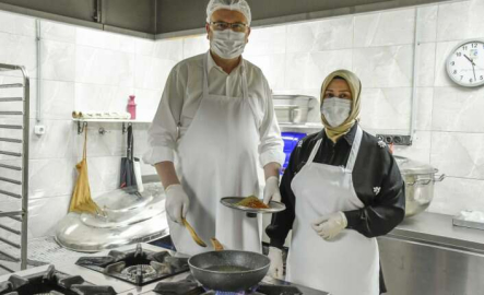 Karacabey’de Özkan ailesi, ihtiyaç sahipleri için aşevine desteğe koştu