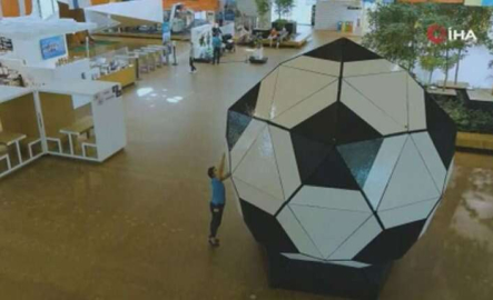 LEGO'lardan dünyanın en büyük futbol topu yapıldı