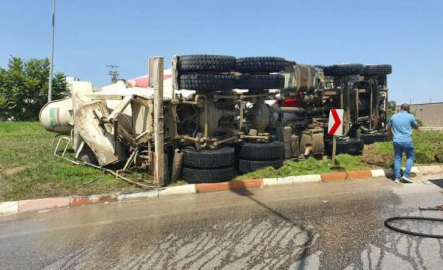 Bursa'da beton mikseri devrildi, sürücü ölümden döndü