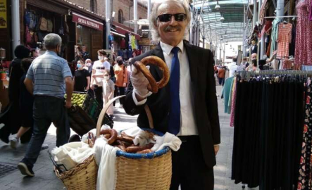 Takım elbiseli ve kravatlı simitçi talebe yetişemiyor