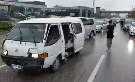 Bursa'da çalıntı araçla polislerden kaçan şüpheli 5 araca çarparak durabildi