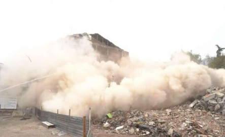 Bursa'da tarihî çarşıyı gölgeleyen bina böyle yıkıldı