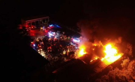 Bursa'da soğuk hava deposundaki yangın drone ile görüntülendi