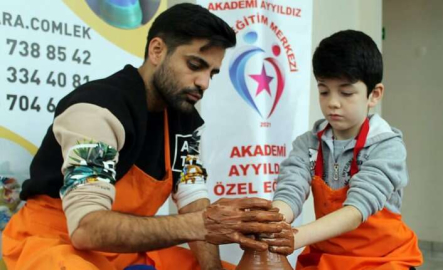 Bursa'da ilk kez çömlek yapan özel öğrencilerin mutlu günü