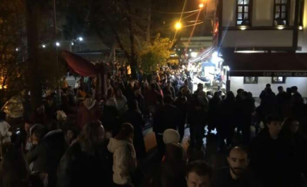 Bursa'da tarihi meydanda simit ve tahinli pide izdihamı