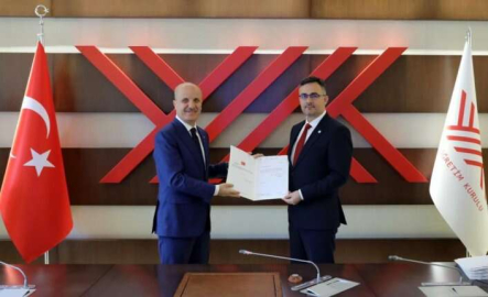 Rektör Çağlar mazbatasını aldı