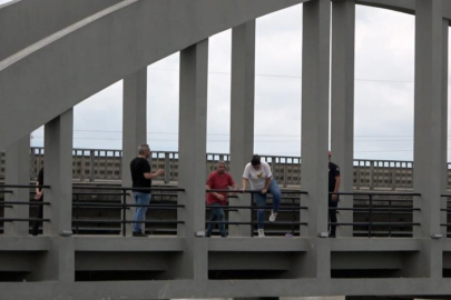 Eşinden boşanan kadın köprüden atlamak istedi