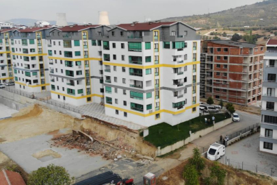 Bursa'da 8 katlı sitenin istinat duvarı çöktü!