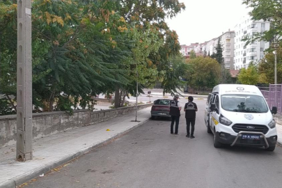 Yolda yürürken bıçaklandı