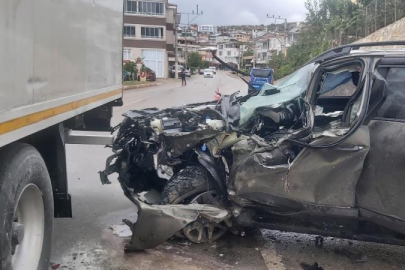 Bursa'da kamyonet tırın altına girdi! Aracın içinde sıkıştılar...