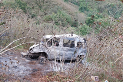 Okul servisi 112 metre şarampole yuvarlanıp yandı: 2'si öğretmen 4 yaralı