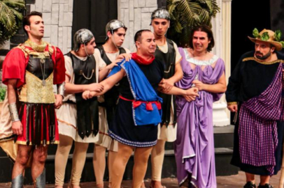 Haldun Dormen sahne rekoru kırdı, yönettiği oyunla İzmirlileri kırdı geçirdi