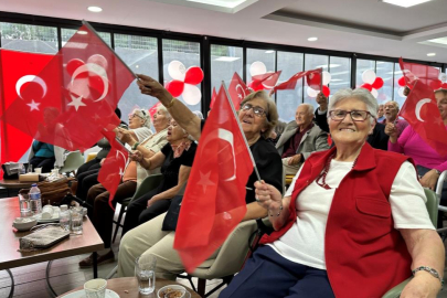 Huzurevinde Cumhuriyet coşkusu