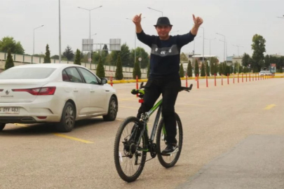 Bisiklete ters binen adam, Nasrettin Hoca’dan ilham almış