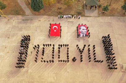 Bursa’da 230 öğrenciden 100. Yıl koreografisi