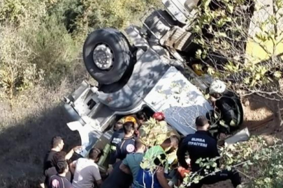 Bursa'da kontrolden çıkan kamyon dere yatağına uçtu